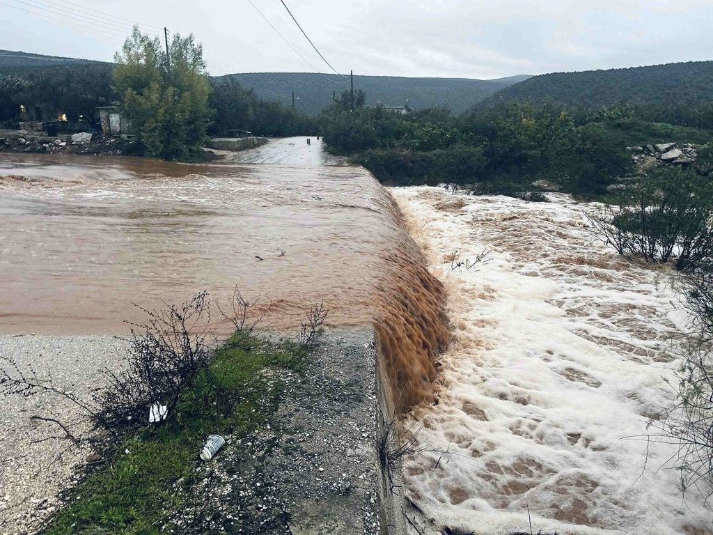 Η κακοκαιρία «Byron» συνεχίζει να σφυροκοπά τη χώρα – Οι περιοχές που βρίσκονται στο επίκεντρο σήμερα