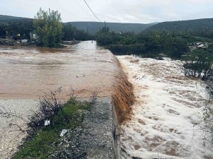 Η κακοκαιρία «Byron» συνεχίζει να σφυροκοπά τη χώρα – Οι περιοχές που βρίσκονται στο επίκεντρο