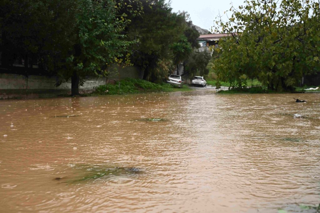Απίστευτο σκηνικό στην Καλλιθέα: Αγωγός μετατράπηκε σε «σιντριβάνι» στη μέση του δρόμου, vid