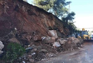 Κυκλοφοριακές ρυθμίσεις στις λεωφόρους Αθηνών και Σουνίου λόγω πτώσης βράχων (upd)