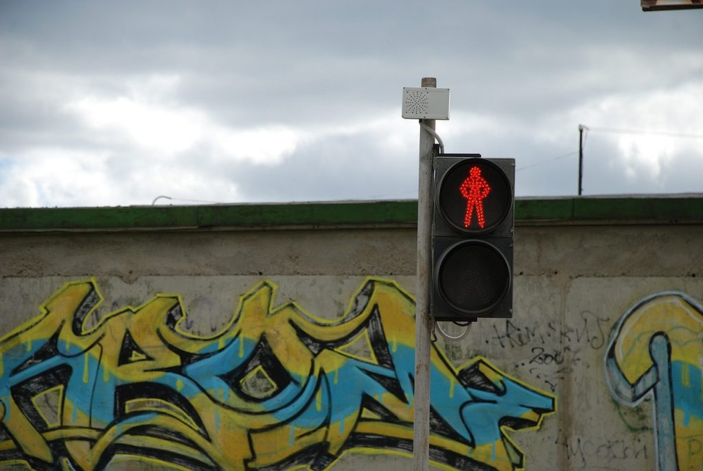 Το πιο παράξενο πεζοφάναρο της Αθήνας που έγινε viral στο διαδίκτυο!