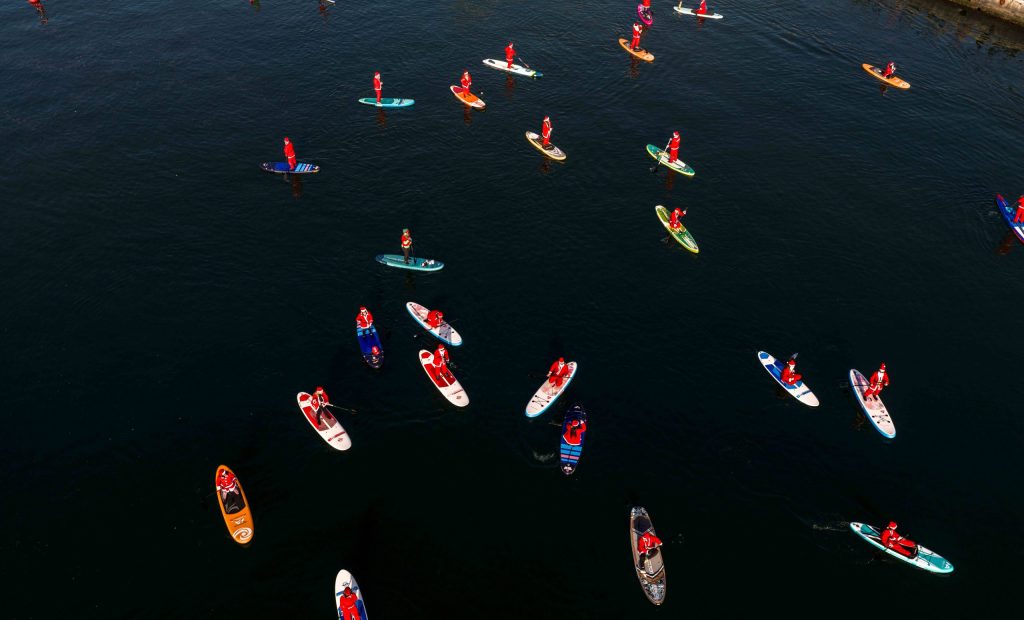 “5ο Santa SUP”: Άη Βασίληδες ανέβηκαν σε σανίδες και γέμισαν με χρώμα τον Θερμαϊκό