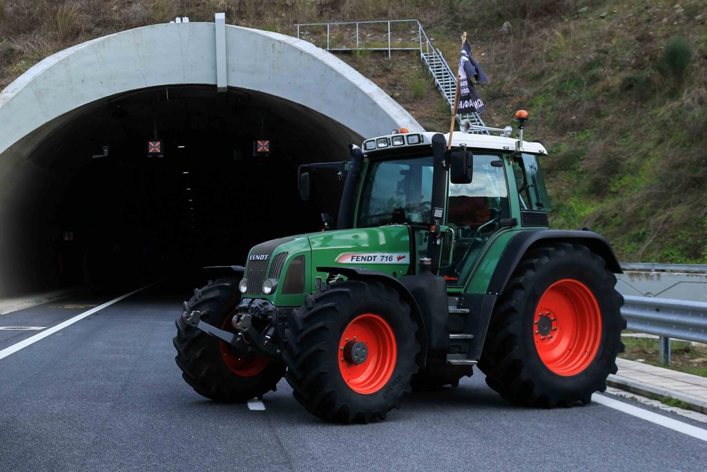 Μπλόκο Νίκαιας – Λάρισα: Αποχώρησαν οι αγρότες από τη σήραγγα των Τεμπών