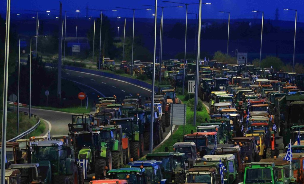 Ημαθία: Αποκλεισμός στον κόμβο Νησελίου από αγρότες της Αλεξάνδρειας