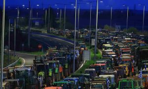 Συνεχίζονται οι πολύωροι αποκλεισμοί τελωνείων στην Μακεδονία