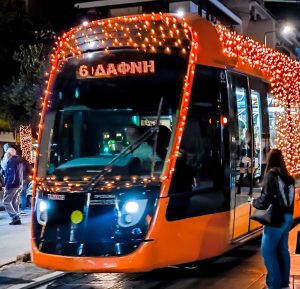 Το πιο λαμπερό τραμ της Ευρώπης φόρεσε τα γιορτινά του και κυκλοφορεί στην Αθήνα, vid