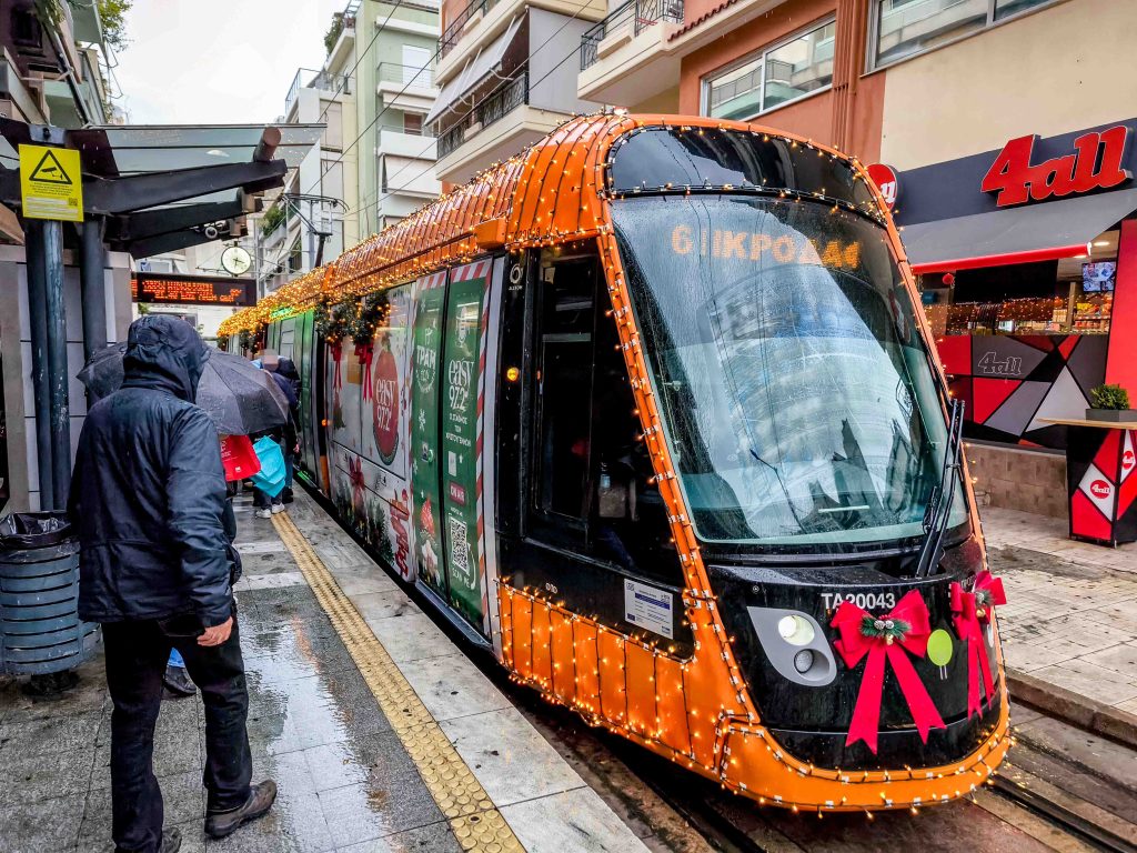 ΣΤΑΣΥ: Χριστούγεννα 2025 στο στολισμένο Μετρό και Τραμ της Αθήνας – Δείτε βίντεο