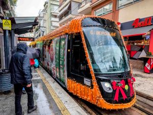 ΣΤΑΣΥ: Χριστούγεννα 2025 στο στολισμένο Μετρό και Τραμ της Αθήνας – Δείτε βίντεο