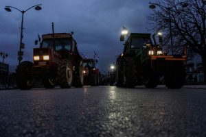 Τρίκαλα: Με τρακτέρ οι αγρότες στο κέντρο της πόλης – Πέταξαν σανό έξω από γραφεία βουλευτών