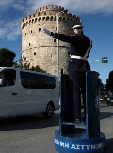 Θεσσαλονίκη: Μια εικόνα από τα παλιά… Ο ιστορικός τροχονόμος στο βαρέλι του, στον Λευκό Πύργο
