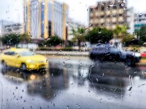 Καιρός: Τοπικές βροχές, καταιγίδες και πτώση της θερμοκρασίας σήμερα – Πού θα χιονίσει