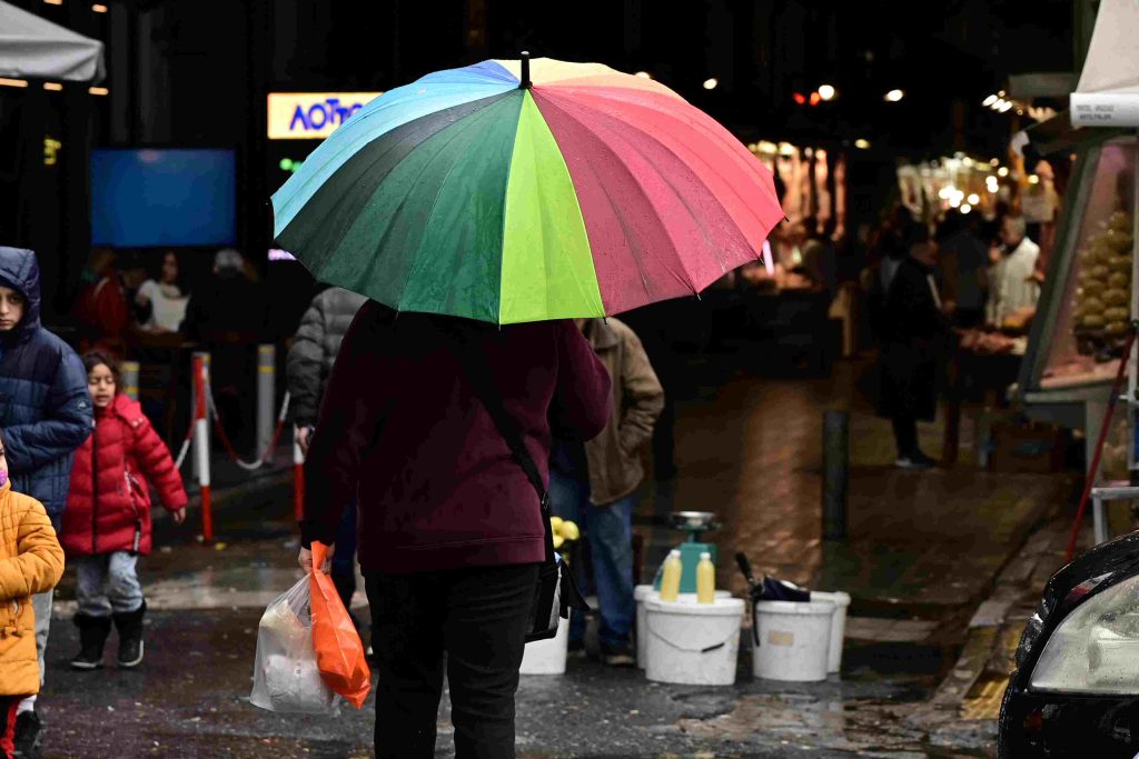 Βροχερός ο καιρός σήμερα με μικρή άνοδο της θερμοκρασίας – Έρχεται τσουχτερό κρύο από αύριο