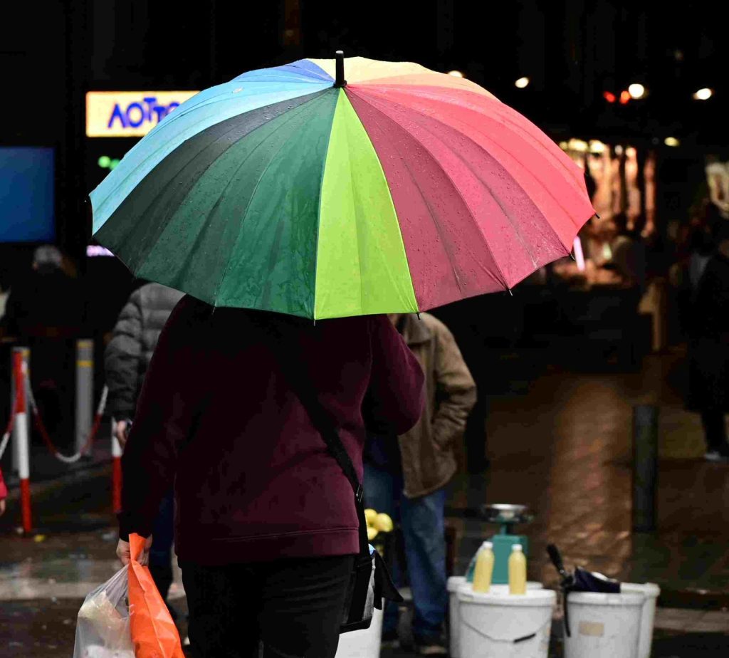 Βροχερός ο καιρός σήμερα με μικρή άνοδο της θερμοκρασίας – Έρχεται τσουχτερό κρύο από αύριο