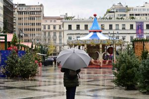 Ο καιρός των Χριστουγέννων: Ισχυρές βροχές και καταιγίδες μέχρι το απόγευμα – Πού θα χιονίσει