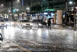 Εικόνες από την κακοκαιρία Byron που “χτυπά” την Αττική: Ισχυρή καταιγίδα, ποτάμια οι δρόμοι – Ήχησε το 112