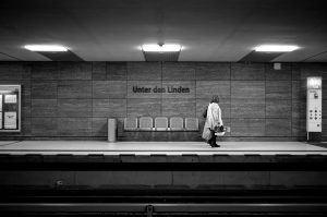 Γυναίκα “φύλακας άγγελος” σώζει άνδρα που έπεσε στις ράγες του Μετρό στην Βαρκελώνη, vid