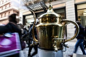 Ανοικτά τα καταστήματα σήμερα Κυριακή – Οι έμποροι ελπίζουν οι γιορτές να λειτουργήσουν «διορθωτικά»