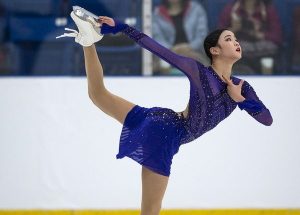 Εντυπωσιακό: Ιταλίδα αθλήτρια κάνει πατινάζ σε παγωμένη λίμνη στις Άλπεις! ΒΙΝΤΕΟ