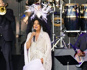 Η θρυλική Diana Ross μάγεψε με την εμφάνισή της στην Times Square – Η εντυπωσιακή μπάλα! vid