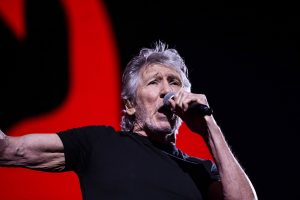 ΒΙΝΤΕΟ: Ο Ρότζερ Γουότερς των Pink Floyd “τα έχωσε” στον Τραμπ για την σύλληψη Μαδούρο