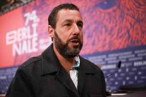 Το «ρεσιτάλ» αυτοσαρκασμού και συγκίνησης του Άνταμ Σάντλερ κατά τη βράβευσή του στο Παλμ Σπρινγκς