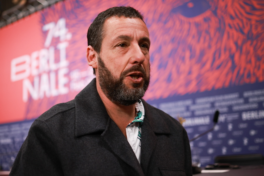 Ο Άνταμ Σάντλερ στο ψυχολογικό δράμα «Time Out» του Netflix