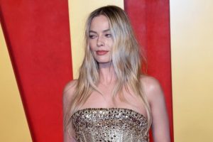 Η Μάργκοτ Ρόμπι φόρεσε το ιστορικό διαμάντι Ταζ Μαχάλ της Ελίζαμπεθ Τέιλορ, vid