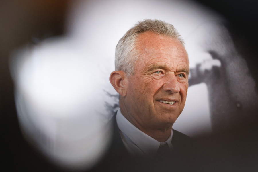 Ο RFK Jr. άρπαξε 2 ζωντανά φίδια σαν… κατοικίδια και το διαδίκτυο πήρε φωτιά! (BINTEO)