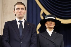 Αυτό θα πει ύψος! Ο Μπάρον Τραμπ ανάμεσα στους γονείς του στο Μαρ Α Λάγκο, vid