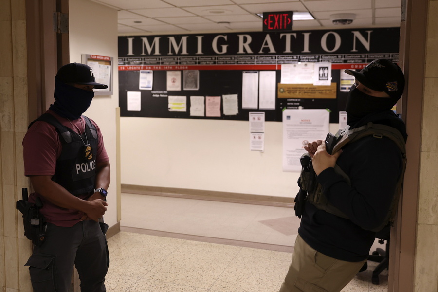 Πράκτορας της ICE σε αριστερό διαδηλωτή: «Αυτούς προστατεύετε» – Η έρευνα για παιδεραστή, vid