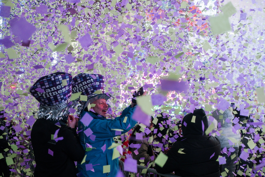 Το έθιμο στην Times Square με τα χιλιάδες χαρτάκια με ευχές που πέφτουν από ψηλά! vid
