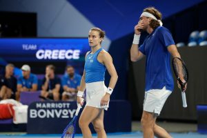 “Ελλάς!”: Τσιτσιπάς και Σάκκαρη ανέβηκαν στην κορυφή του σταδίου του Περθ, vid