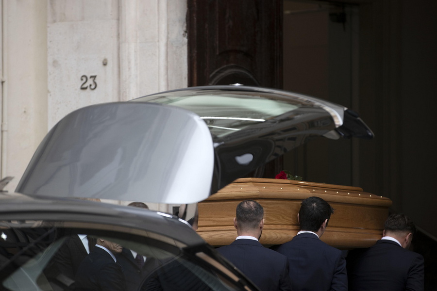 Το “τελευταίο αντίο” στον Valentino: Η μόδα αποχαιρετά τον διεθνούς φήμης σχεδιαστή – Ποιοι πήγαν στην κηδεία