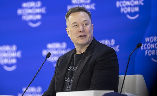 Φεύγει ο Άρης…έρχεται η Σελήνη – Το βίντεο του Μασκ και το όραμα για το “Moonbase Alpha”