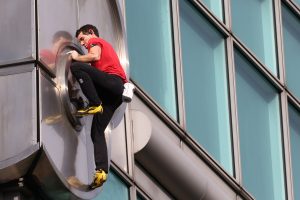 Ντόπιοι προσπαθούν να μιμηθούν τον ορειβάτη που ανέβηκε στην Ταϊπέι 101! vid