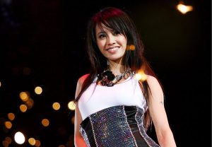 Τραγουδίστρια έκανε γκράντε εμφάνιση…πάνω σε ένα γιγάντιο φίδι μήκους 30 μέτρων, vid