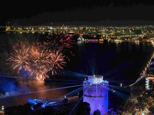 Η Θεσσαλονίκη υποδέχτηκε το 2026 με ένα εντυπωσιακό laser show στο Λευκό Πύργο! ΦΩΤΟ, vid