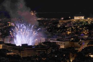 Με μουσική, drone show και… αθόρυβα πυροτεχνήματα η Αθήνα υποδέχθηκε το 2026 – ΦΩΤΟ