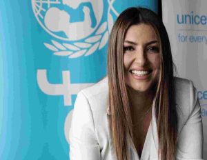 Η Έλενα Παπαρίζου θα ταξιδέψει το “My Number One” σε επετειακή περιοδεία για την Eurovision, vid