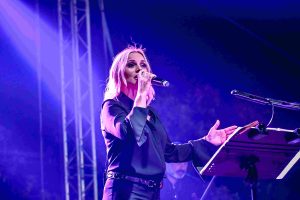 Η Πέγκυ Ζήνα τραγουδάει το «Ματώνω» αλά…Αμαλία από το «Παρά Πέντε» και σαρώνει, vid