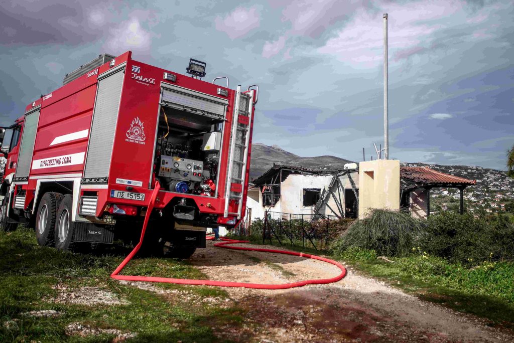 Νεκρός ηλικιωμένος από πυρκαγιά σε μονοκατοικία στη Ραφήνα