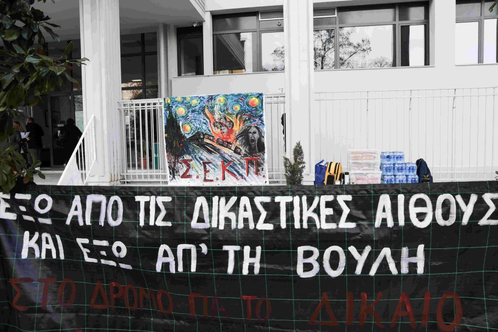 Θεσσαλονίκη: Πορεία στη μνήμη των θυμάτων των Τεμπών – Έγραψαν συνθήματα στο άγαλμα του Ελ. Βενιζέλου