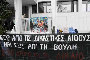 Θεσσαλονίκη: Πορεία στη μνήμη των θυμάτων των Τεμπών – Έγραψαν συνθήματα στο άγαλμα του Ελ. Βενιζέλου