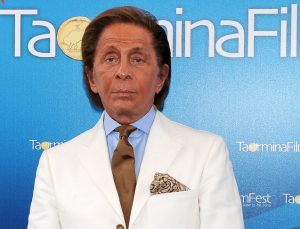 Σίντι Κρόφορντ και Γκουίνεθ Πάλτροου αποχαιρετούν τον «αυτοκράτορα» της μόδας Βαλεντίνο