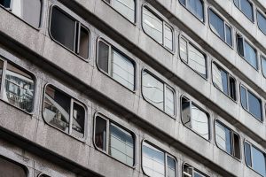 Κι όμως σε αυτό το κτίριο ζουν μέσα άνθρωποι, vid