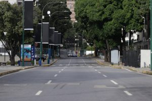 Βενεζουέλα: Νεκρική σιγή, έρημοι δρόμοι και μυρωδιά καμένου στο Καράκας – Ουρές στα σούπερ μάρκετ