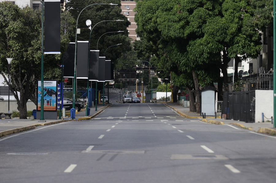 Βενεζουέλα: Νεκρική σιγή, έρημοι δρόμοι και μυρωδιά καμένου στο Καράκας – Ουρές στα σούπερ μάρκετ
