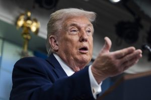 Ο Τραμπ τα βάζει ξανά με τον επικεφαλής της Fed αποκαλώντας τον «βλάκα»