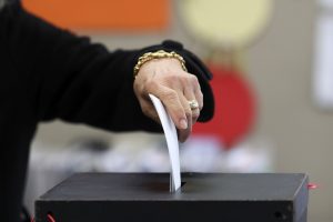 «Οι εκλογές είναι στημένες»! Κορυφώνεται η σύγκρουση Τραμπ-διεθνιστών στις ΗΠΑ