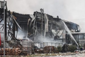 Τραγωδία στα Τρίκαλα: Εντόπισαν νεκρές γυναίκες στο φλεγόμενο εργοστάσιο τροφίμων – Vid